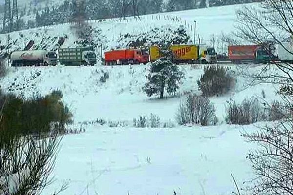 Entre Mende et Langogne en Lozère, les camions arrêtés sur la RN.88 à cause de la neige - 20 novembre 2013.