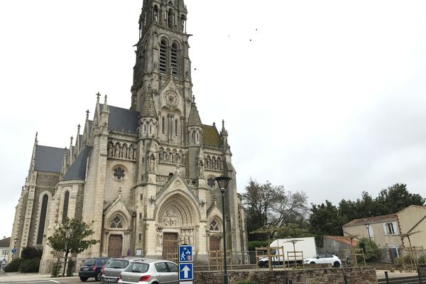 Jean-Jacques Annaud avait photographié l'église de Saint-Pazanne, impressionné par ses dimensions.