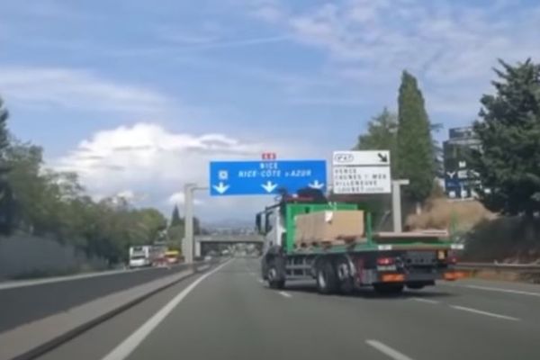 Le camion se dirigeait vers Nice en zigzagant sur l'autoroute. Plusieurs véhicules ont été touchés. 