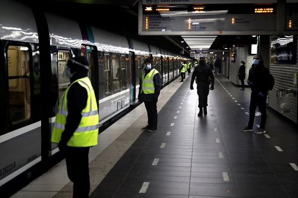 Une bouche du RER à Paris