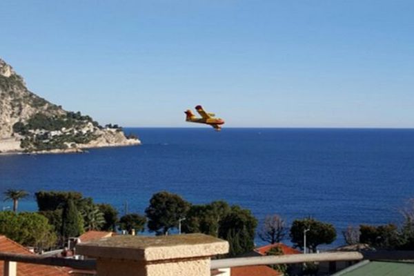 Un canadair ravitaille au large de Nice.