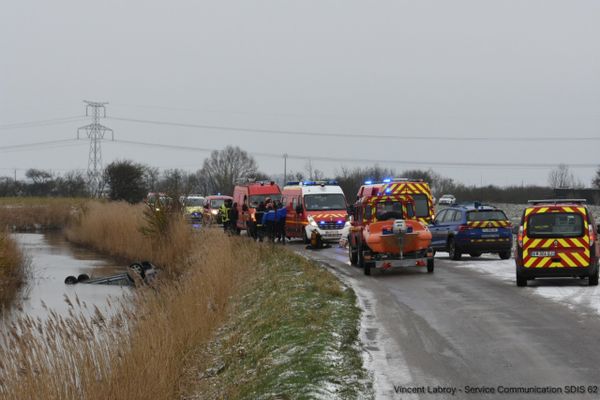 Après une sortie de route, la voiture s'est retournée avant d'atterrir dans le canal du Houlet, à Guemps (Pas-de-Calais).