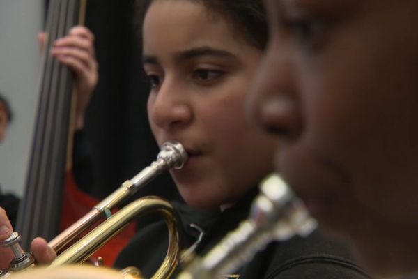 Des collégiennes s'essayent aux cuivres lors d'un mini-concert improvisé