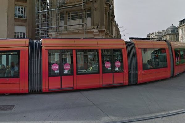 Les tramways passent habituellement par la place de l'Opéra, l'un des centres névralgiques de Reims.