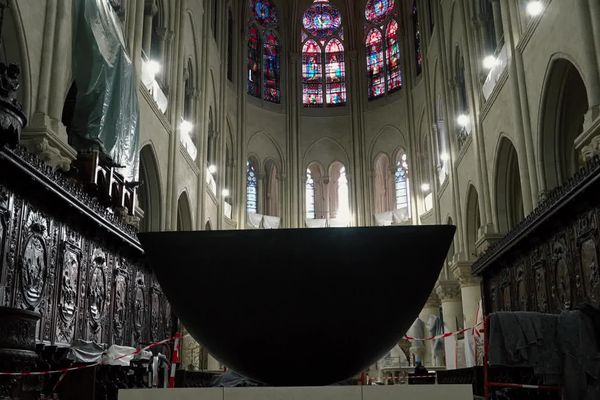 Notre-Dame de Paris.  Le nouveau baptistère en bronze de Notre Dame de Paris, en forme de bol.