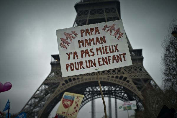 La manifestation parisienne contre le mariage homosexuel est le plus grand rassemblement organisé par la droite depuis le mouvement de défense de "l'école libre" en 1984.