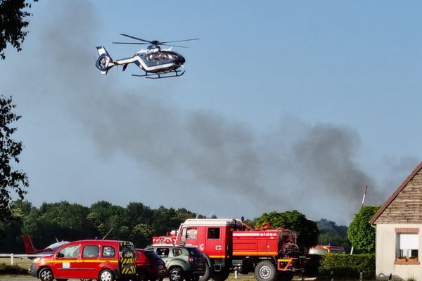 Un incendie de broussaille et de récolte s'est déclaré à proximité d'habitations.