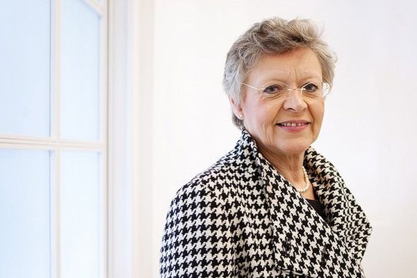 "Madame le professeur" Françoise Barré Sinoussi, co-découvreuse du virus du Sida en 1983, prix Nobel de médecine en 2008, prend sa retraite au moment où les crédits de recherche en France n'ont été autant médiocres, elle est inquiète pour l'avenir de ses jeunes confrères.