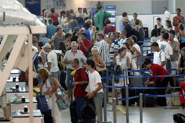 Les aéroports insulaires, l'été... Pas vraiment idéal pour respecter les distanciations sociales...