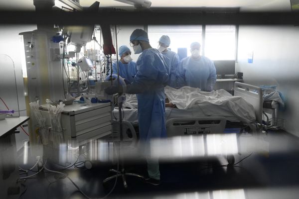 Les hospitalisations, dont les personnes placées en soins critiques, ont augmenté ces derniers jours dans les Alpes.