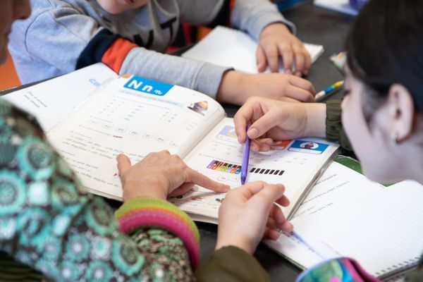 Aide aux devoirs pendant le confinement, image d'illustration.