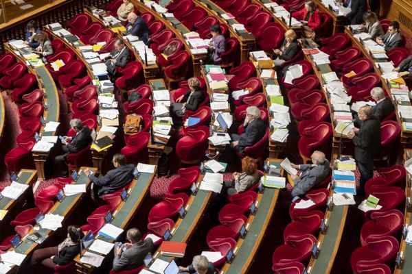 Le vendredi 10 mars 2023, les sénateurs débattent de la réforme des retraites dans l'hémicycle.