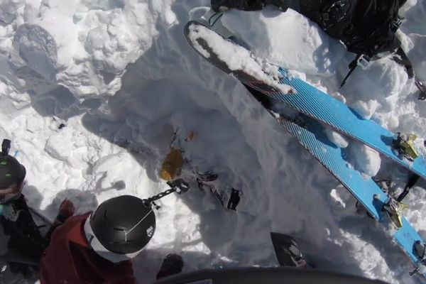 Lake  Schorderet, emporté par l'avalanche vient d'être dégagé par ses compagnons. Il est resté 5 minutes enseveli sous la neige.