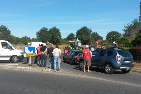 Ce vendredi matin , la FNSEA a organisé un barrage filtrant à Parthenay. 