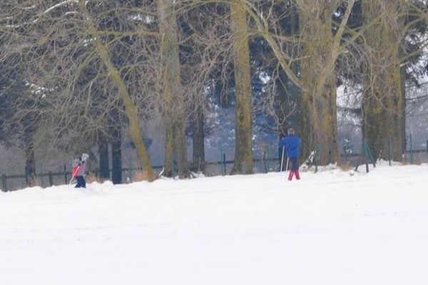 Des skieurs à Mairieux, près de Maubeuge. 