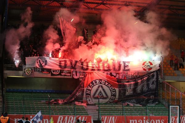 Les supporters des Girondins lors du match Troyes-Bordeaux