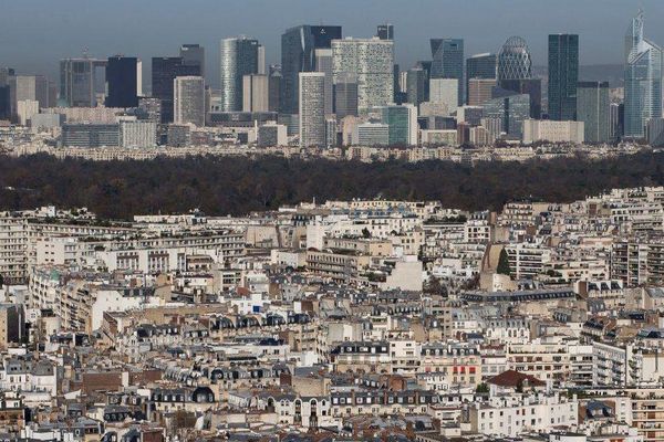 Une vue aérienne de Paris et de La Défense.