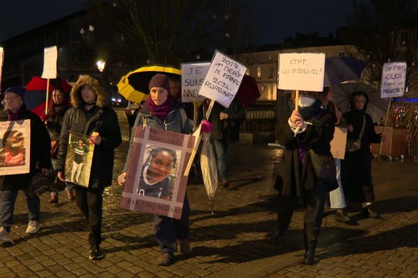 Plus d'une dizaine de personnes se sont réunies, ce mardi 7 janvier, dans le centre-ville de Niort pour rendre hommage à Nneoma, assassinée au mois de juillet 2024.