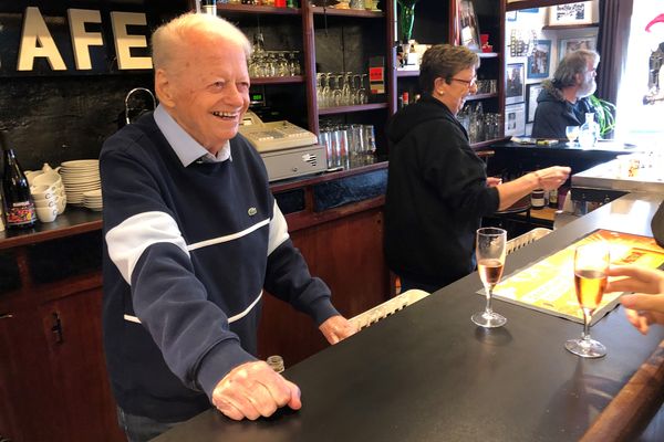 A 84 ans, René Morvan continue de travailler dans son bar à Lorient.