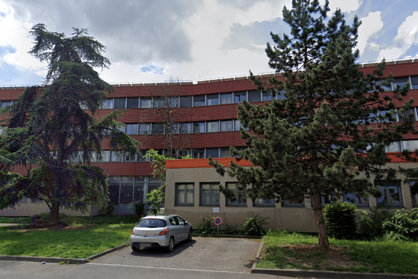 Le lycée Blaise Pascal à Colmar a été évacué à cause d'une alerte à la bombe lundi 16 octobre 2023.