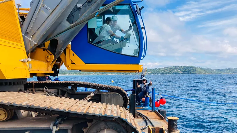 Des engins de chantiers en pleine mer... Un chantier hors norme se déroule en ce début de mois de juin.