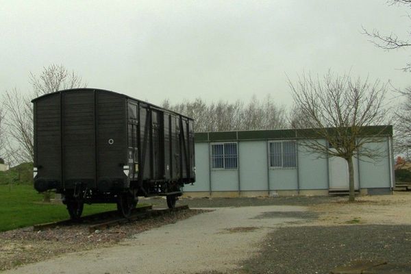 Le wagon de déportation et la baraque-musée de l'ancien camp d'internement de Voves (Eure-et-Loir)