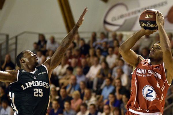 2 septembre 2015 : Salisbery au tir devant Randy Culpepper lors du match amical SCB-Limoges.