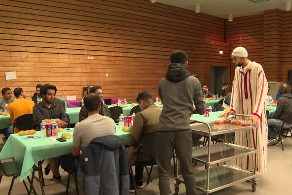 Trois jeunes grenoblois organisent des distributions de repas gratuits pour les personnes isolées pendant le mois de ramadan.