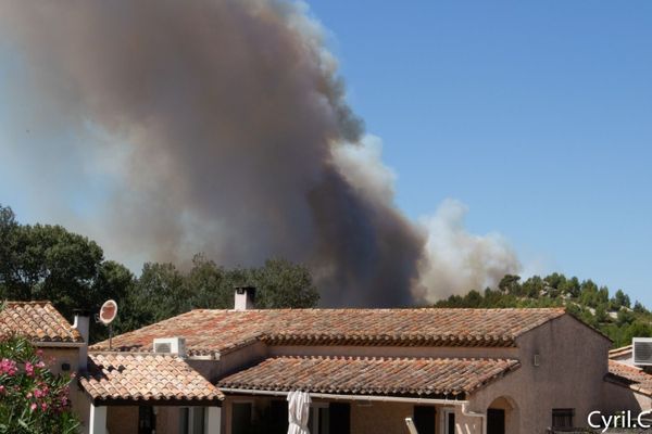 L'incendie est arrivé tout près des maisons à Saint-Mitre-les-Remparts