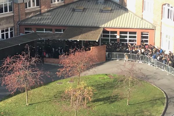 Les lycéens attendent devant la cantine du lycée Roosevelt, à Reims, début novembre