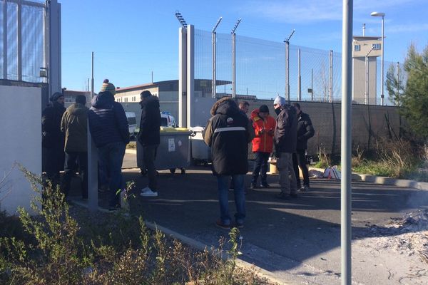 Devant la prison de Béziers, une dizaine de surveillants bloque le pôle régional d'extraction judiciaire (prej) - 4 février 2019