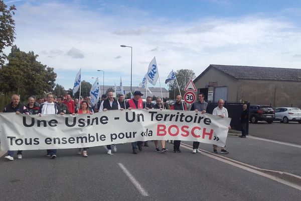 Un cortège de salariés de l'usine Bosch en route vers le rassemblement