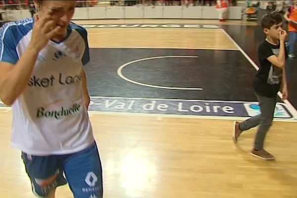  C'était son premier match à Bourges depuis son départ du club pour le Basket Landes. A l'issue de lancers-francs, Céline Dumerc s'est faite siffler par le public. Des huées qui lui ont tirer des larmes. 
Bourges-basket - Basket Landes (47-48) - 18 mars 2017