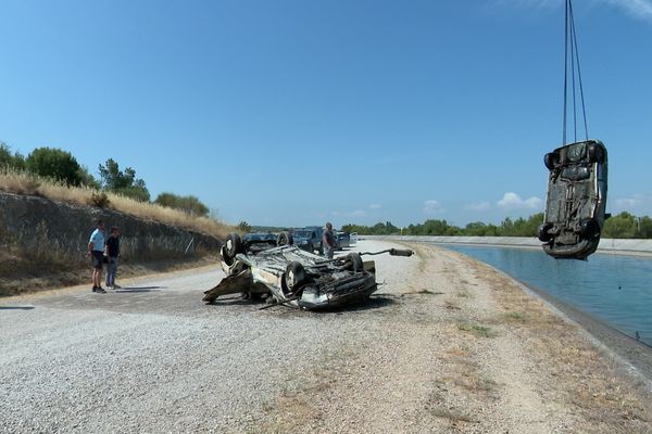 Un long travail pour identifier et remonter les voitures qui gisent depuis des années dans le canal EDF de la Durance. 