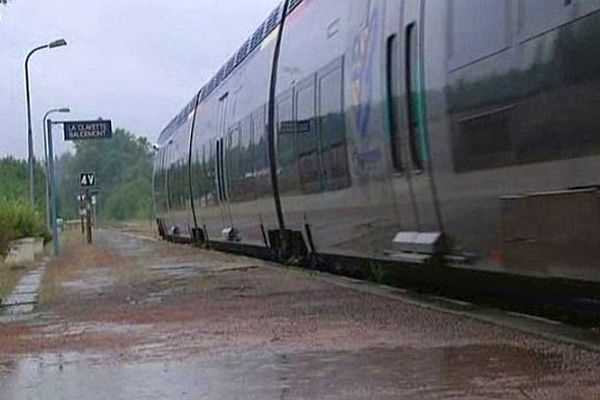 Un TER Paray-Lyon en gare de La Clayette, en août 2013.