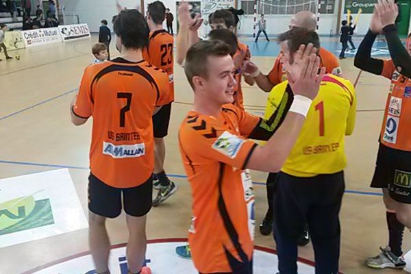 Les handballeurs saintais après leur victoire.