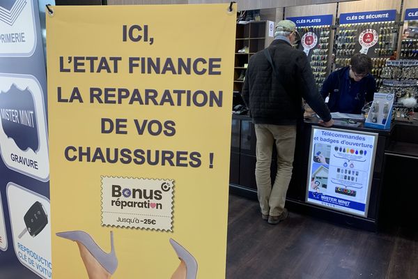 D'abord consacré aux appareils électroniques et ménagers, le "bonus réparation" a été élargi au textile et chaussures depuis novembre 2023. (Photo illustration)