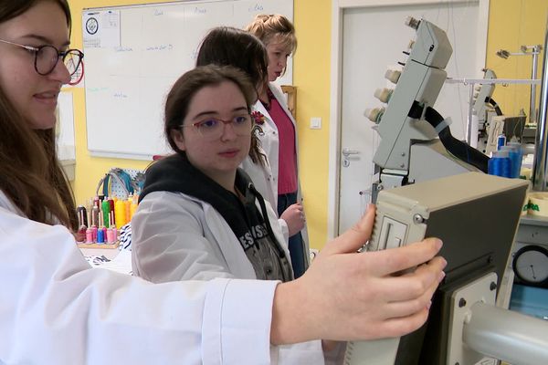 Les élèves du CAP broderie automatisée du lycée Gilles-Jamain de Rochefort.