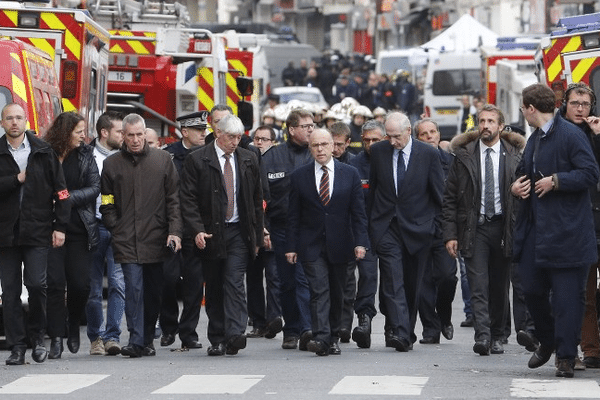 Le ministre de l'Intérieur, Bernard Cazeneuve, s'est rendu à Saint-Denis après l'assaut qui a fait deux morts et des blessés parmi les forces de l'ordre le 18 novembre 2015.