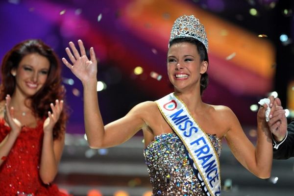 Marine Lorphelin, au moment de son élection, avec à ses côtés Delphine Wespiser, Miss France 2012.