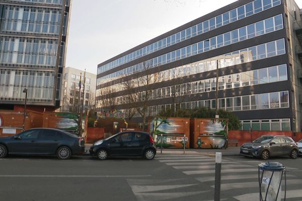 Cet ancien immeuble de bureau a été converti en centre d'hébergement d'urgence le temps de sa réhabilitation.