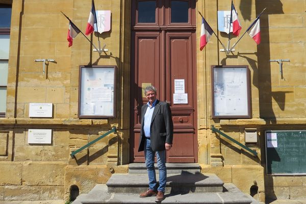 "Pas de tests pas d'école" répète à l'envi le maire de cette bourgade ardennaise