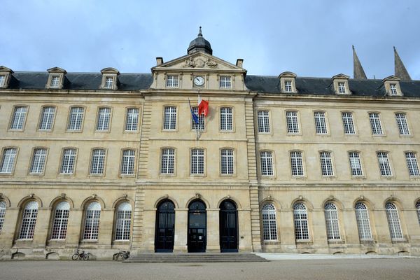 La Ville de Caen a été la cible d'une cyberattaque le 26 septembre 2022. Les services informatiques municipaux avaient été paralysés durant plusieurs semaines.