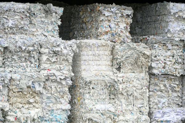 Des ballots de papier devant l'usine Arjowiggins de Saint-Mars-la-Brière - Photo d'illustration