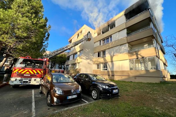 L'incendie a entièrement embrasé l'appartement de 100 m2.