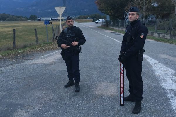 Des gendarmes bloquent l'accès au centre pénitentiaire d'Aiton en Savoie, dimanche 16 octobre. 