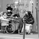 Peupler sa solitude à tout prix... L'une des 81 photos prises par Pascal Perez dans les rues de Paris, à découvrir le 25 novembre à Liesse-Notre-Dame dans l'Aisne