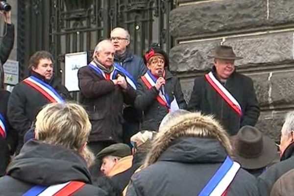 Pierrette Daffix-Ray, la présidente de l'Association des Maires du Puy-de-Dôme, appelle à la mobilisation des communes sur les marches de la Préfecture à Clermont-Ferrand le 7 février 2015.