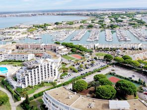 Port-Camargue, quartier de la commune du Grau-du-Roi dans le Gard, est un lieu emblématique du développement du tourisme de masse au bord de la mer Méditerranée.