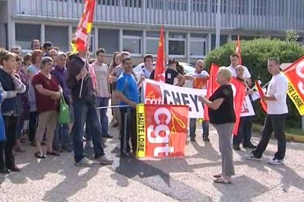 Vendredi, les salariés de Cheynet à Saint-Just-Malmont, en Haute-Loire, ont cessé le travail pour protester contre la suppression envisagée de 113 emplois sur 300.